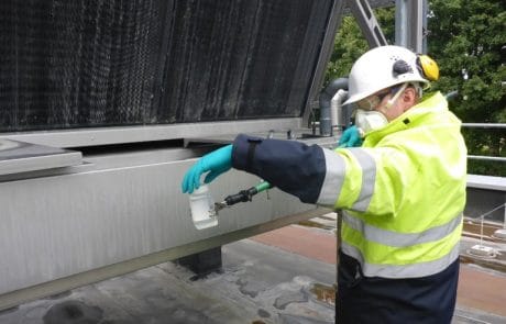 Unser Service: Mitarbeiter der aqua-Technik Beratungs GmbH entnimmt Kühlwasserprobe