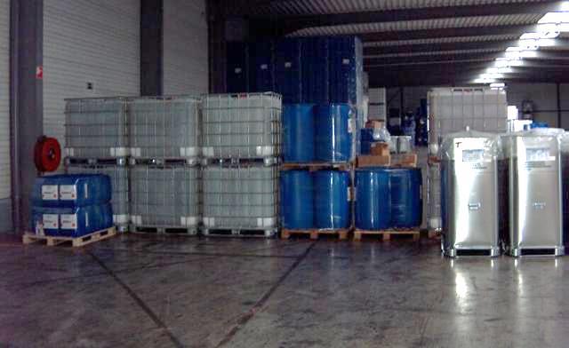 Lager der aqua-Technik Beratungs-GmbH gefüllt mit Produkten für die chemische Wasseraufbereitung