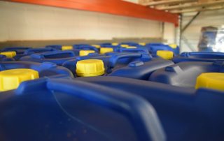 Kanister mit Bioziden im Lager der aqua-Technik Beratungs GmbH